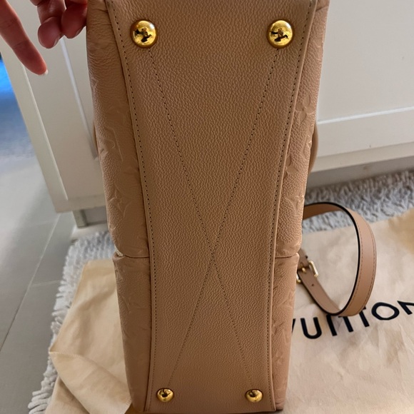 Louis Vuitton V tote MM - Picture 12 of 14